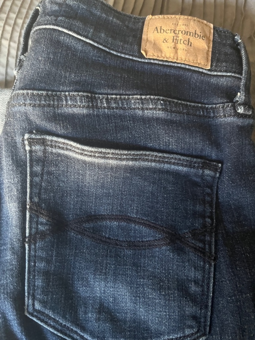 Abercrombie & Fitch Juniors capris Dark Blue Jeans size 0